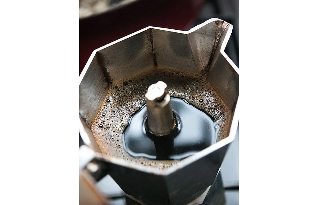 https://www.coffeeparts.com.au/media/catalog/product/b/i/bialetti-lifestyle-9.jpg